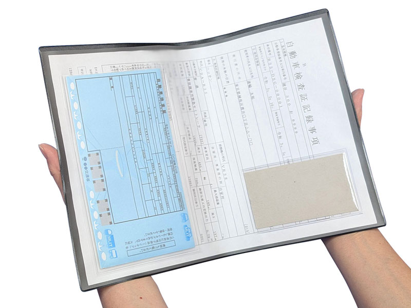 KSK001 A4書類と名刺がぴったり収まる、マチ無しのシンプルな車検証入れです。 車検証を入れた様子