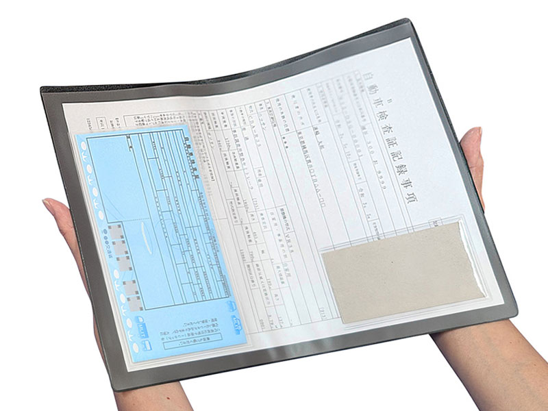 KSK002 KSK001よりやや大きめで、書類が入れやすいマチ無しの車検証入れです。 車検証を入れた様子