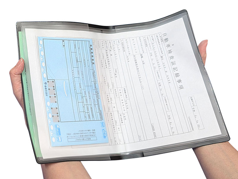 KSK003 電子車検証専用ポケットと、薄手の取扱説明書が収納できる中袋を備えた人気の車検証入れです。 車検証を入れた様子