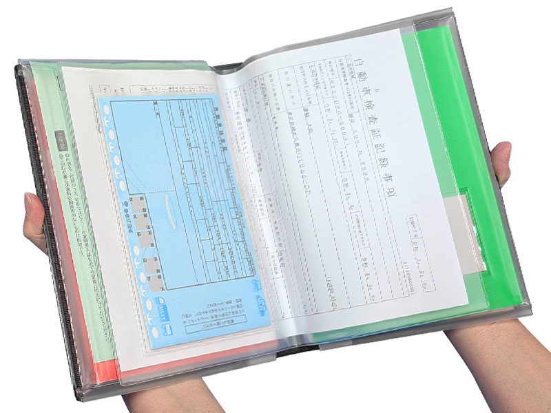 KSK224 約2cm厚のマチ付きポケットで分厚い取扱説明書も収納できる、最高級仕様の車検証入れです。 車検証を入れた様子